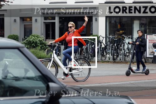 Amsterdam 5 juni 2021
Connei Witteman met haar kleinzoon op fiets en electrische step