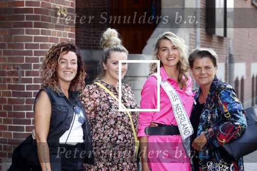 Amsterdam 9 juni 2021
Opening expositie van Monique Collignon in beurs v Berlage. Miss Nederland Denise Speelman met Monica van Ee