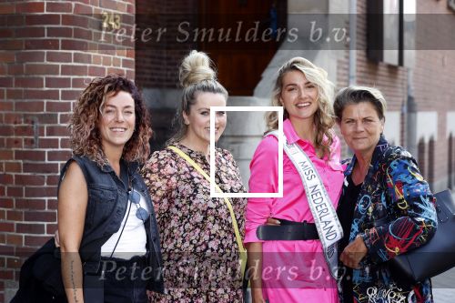 Amsterdam 9 juni 2021
Opening expositie van Monique Collignon in beurs v Berlage. Miss Nederland Denise Speelman met Monica van Ee