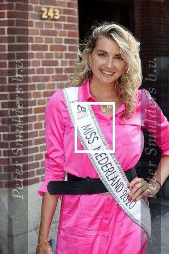 Amsterdam 9 juni 2021
Opening expositie van Monique Collignon in beurs v Berlage. Miss Nederland Denise Speelman