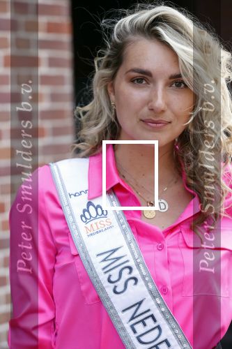 Amsterdam 9 juni 2021
Opening expositie van Monique Collignon in beurs v Berlage. Miss Nederland Denise Speelman