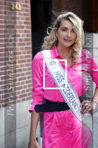 Amsterdam 9 juni 2021
Opening expositie van Monique Collignon in beurs v Berlage. Miss Nederland Denise Speelman
