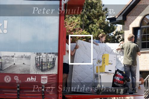 Noordwijk 31 mei en 1 juni 2021
Het nieuwe huis van Martien en Erica Meiland. Ze verhuizen vanuit Hengelo naar Noordwijk.
Aanwezig Martien Meiland Erica Meiland Maxime Meiland met dochter Claire en partner Leroy Molkenboer Montana Meiland met vrien Dirk Hoogstraten. Ook broer Jaap meiland en zijn vrouw Evelien helpen mee.
