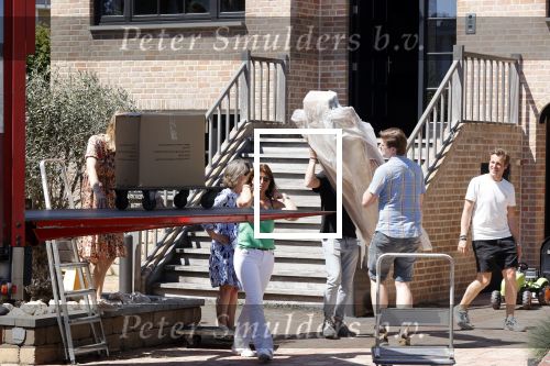 Noordwijk 31 mei en 1 juni 2021
Het nieuwe huis van Martien en Erica Meiland. Ze verhuizen vanuit Hengelo naar Noordwijk.
Aanwezig Martien Meiland Erica Meiland Maxime Meiland met dochter Claire en partner Leroy Molkenboer Montana Meiland met vrien Dirk Hoogstraten. Ook broer Jaap meiland en zijn vrouw Evelien helpen mee.