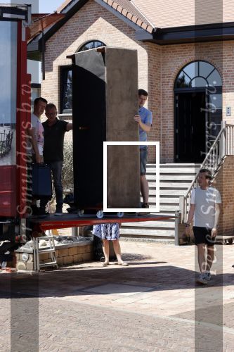 Noordwijk 31 mei en 1 juni 2021
Het nieuwe huis van Martien en Erica Meiland. Ze verhuizen vanuit Hengelo naar Noordwijk.
Aanwezig Martien Meiland Erica Meiland Maxime Meiland met dochter Claire en partner Leroy Molkenboer Montana Meiland met vrien Dirk Hoogstraten. Ook broer Jaap meiland en zijn vrouw Evelien helpen mee.