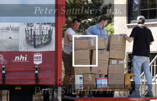 Noordwijk 31 mei en 1 juni 2021
Het nieuwe huis van Martien en Erica Meiland. Ze verhuizen vanuit Hengelo naar Noordwijk.
Aanwezig Martien Meiland Erica Meiland Maxime Meiland met dochter Claire en partner Leroy Molkenboer Montana Meiland met vrien Dirk Hoogstraten. Ook broer Jaap meiland en zijn vrouw Evelien helpen mee.