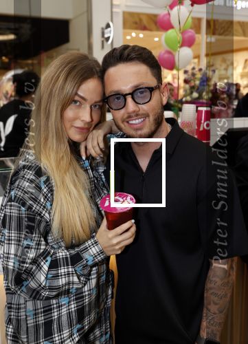 Amstelveen 27 mei 2021
Opening Yoyo tea bar van Rachel Hazes in winkelcentrum Amstelveen.
Andre Hazes zijn vriendinSarah v Soelen en haar ouders zijn ook aanwezig. Djarno Hofland met Manon Kool