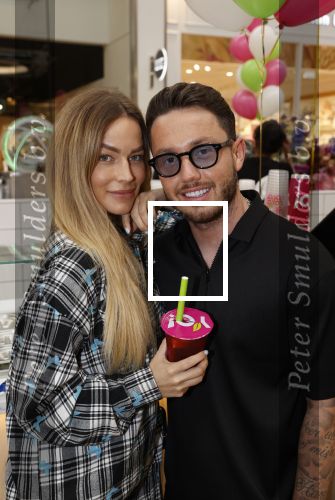 Amstelveen 27 mei 2021
Opening Yoyo tea bar van Rachel Hazes in winkelcentrum Amstelveen.
Andre Hazes zijn vriendinSarah v Soelen en haar ouders zijn ook aanwezig. Djarno Hofland met Manon Kool