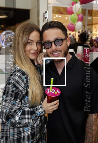 Amstelveen 27 mei 2021
Opening Yoyo tea bar van Rachel Hazes in winkelcentrum Amstelveen.
Andre Hazes zijn vriendinSarah v Soelen en haar ouders zijn ook aanwezig. Djarno Hofland met Manon Kool