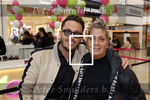 Amstelveen 27 mei 2021
Opening Yoyo tea bar van Rachel Hazes in winkelcentrum Amstelveen.
Andre Hazes zijn vriendinSarah v Soelen en haar ouders zijn ook aanwezig. Djarno Hofland met zijn moeder Els