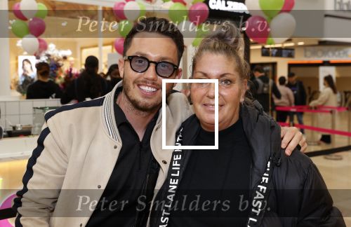 Amstelveen 27 mei 2021
Opening Yoyo tea bar van Rachel Hazes in winkelcentrum Amstelveen.
Andre Hazes zijn vriendinSarah v Soelen en haar ouders zijn ook aanwezig. Djarno Hofland met zijn moeder Els
