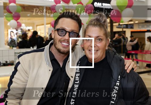 Amstelveen 27 mei 2021
Opening Yoyo tea bar van Rachel Hazes in winkelcentrum Amstelveen.
Andre Hazes zijn vriendinSarah v Soelen en haar ouders zijn ook aanwezig. Djarno Hofland met zijn moeder Els