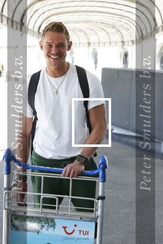 Schiphol 31 mei 2021
Ferry Doedens en Stephanie Tency vertrekken voor een tv programma naar Curacao.