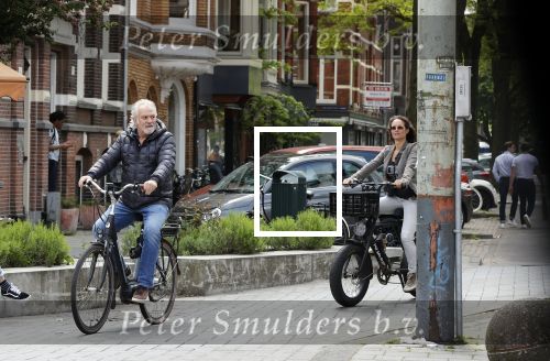 Amsterdam 29 mei 2021
Frank Wisse met zijn nieuwe vriendin Noi Pakon op de fiets in Amsterdam zuid.