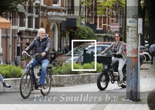 Amsterdam 29 mei 2021
Frank Wisse met zijn nieuwe vriendin Noi Pakon op de fiets in Amsterdam zuid.