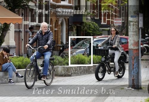 Amsterdam 29 mei 2021
Frank Wisse met zijn nieuwe vriendin Noi Pakon op de fiets in Amsterdam zuid.