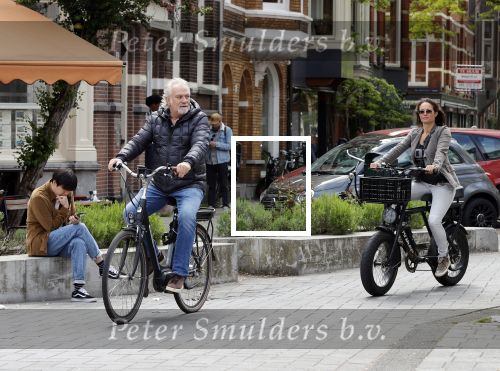 Amsterdam 29 mei 2021
Frank Wisse met zijn nieuwe vriendin Noi Pakon op de fiets in Amsterdam zuid.
