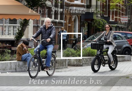 Amsterdam 29 mei 2021
Frank Wisse met zijn nieuwe vriendin Noi Pakon op de fiets in Amsterdam zuid.