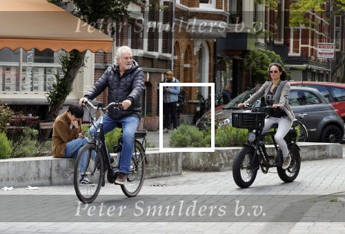 Amsterdam 29 mei 2021
Frank Wisse met zijn nieuwe vriendin Noi Pakon op de fiets in Amsterdam zuid.