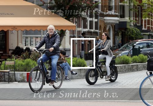 Amsterdam 29 mei 2021
Frank Wisse met zijn nieuwe vriendin Noi Pakon op de fiets in Amsterdam zuid.