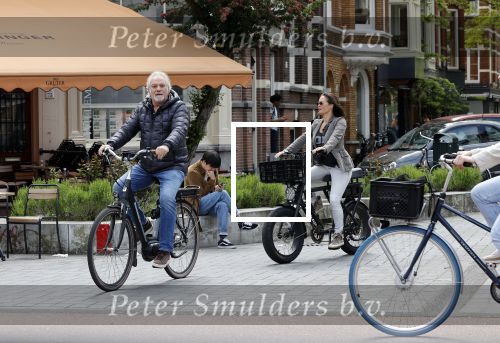 Amsterdam 29 mei 2021
Frank Wisse met zijn nieuwe vriendin Noi Pakon op de fiets in Amsterdam zuid.