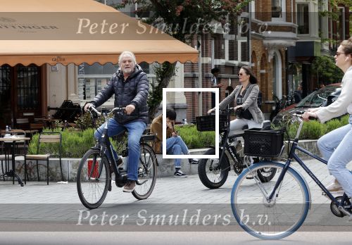 Amsterdam 29 mei 2021
Frank Wisse met zijn nieuwe vriendin Noi Pakon op de fiets in Amsterdam zuid.