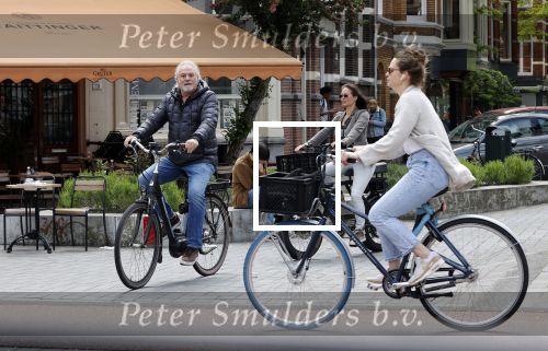 Amsterdam 29 mei 2021
Frank Wisse met zijn nieuwe vriendin Noi Pakon op de fiets in Amsterdam zuid.