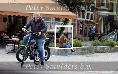 Amsterdam 29 mei 2021
Frank Wisse met zijn nieuwe vriendin Noi Pakon op de fiets in Amsterdam zuid.