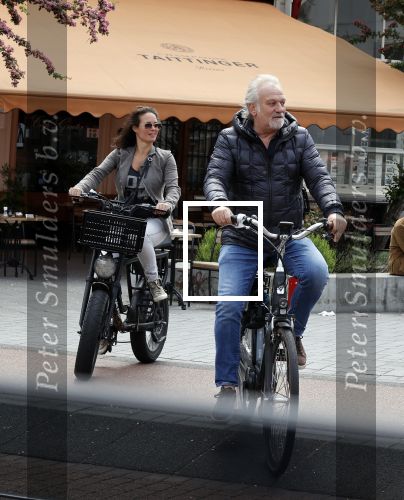 Amsterdam 29 mei 2021
Frank Wisse met zijn nieuwe vriendin Noi Pakon op de fiets in Amsterdam zuid.