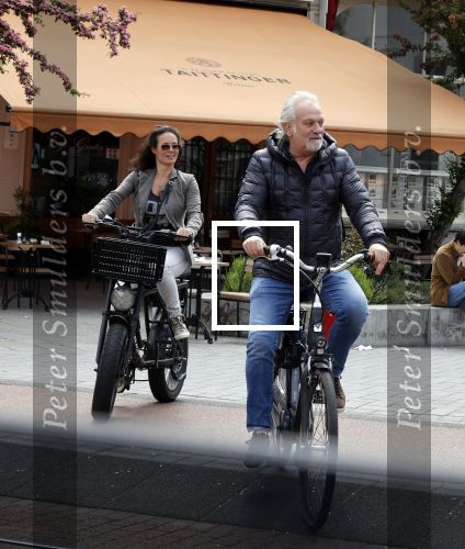 Amsterdam 29 mei 2021
Frank Wisse met zijn nieuwe vriendin Noi Pakon op de fiets in Amsterdam zuid.