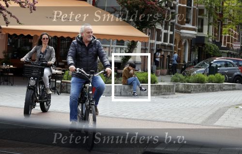 Amsterdam 29 mei 2021
Frank Wisse met zijn nieuwe vriendin Noi Pakon op de fiets in Amsterdam zuid.