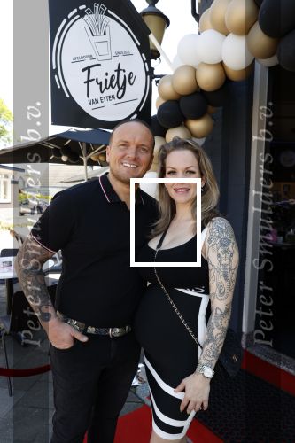 Apeldoorn 1 juni 2021
Frank v Etten opent samen met zijn zwangere vrouw Melanie hun cafetaria met de naam Frietje v Etten.