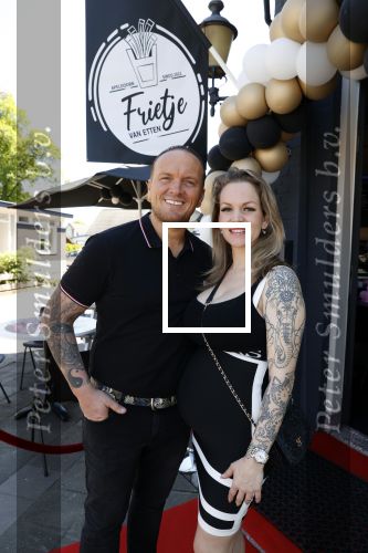 Apeldoorn 1 juni 2021
Frank v Etten opent samen met zijn zwangere vrouw Melanie hun cafetaria met de naam Frietje v Etten.