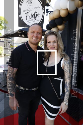 Apeldoorn 1 juni 2021
Frank v Etten opent samen met zijn zwangere vrouw Melanie hun cafetaria met de naam Frietje v Etten.