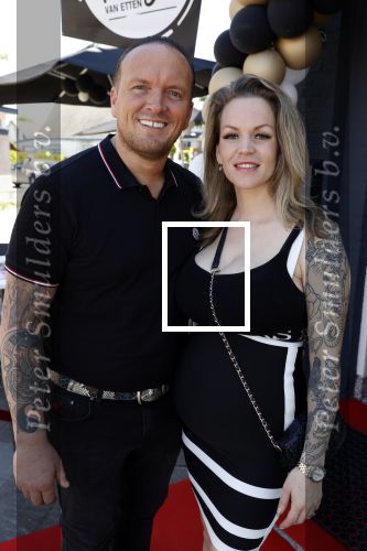 Apeldoorn 1 juni 2021
Frank v Etten opent samen met zijn zwangere vrouw Melanie hun cafetaria met de naam Frietje v Etten.