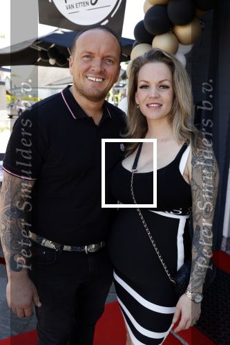 Apeldoorn 1 juni 2021
Frank v Etten opent samen met zijn zwangere vrouw Melanie hun cafetaria met de naam Frietje v Etten.