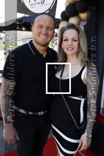 Apeldoorn 1 juni 2021
Frank v Etten opent samen met zijn zwangere vrouw Melanie hun cafetaria met de naam Frietje v Etten.