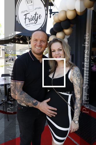 Apeldoorn 1 juni 2021
Frank v Etten opent samen met zijn zwangere vrouw Melanie hun cafetaria met de naam Frietje v Etten.