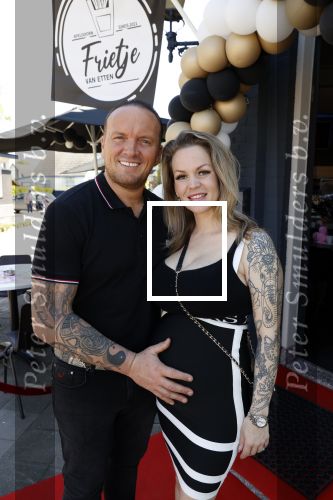 Apeldoorn 1 juni 2021
Frank v Etten opent samen met zijn zwangere vrouw Melanie hun cafetaria met de naam Frietje v Etten.