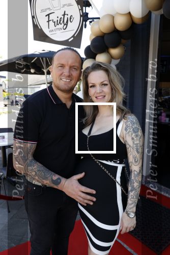 Apeldoorn 1 juni 2021
Frank v Etten opent samen met zijn zwangere vrouw Melanie hun cafetaria met de naam Frietje v Etten.