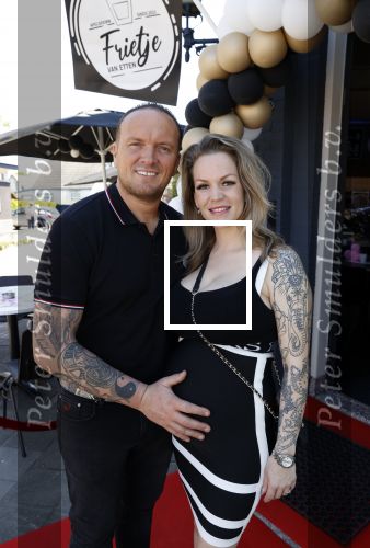 Apeldoorn 1 juni 2021
Frank v Etten opent samen met zijn zwangere vrouw Melanie hun cafetaria met de naam Frietje v Etten.