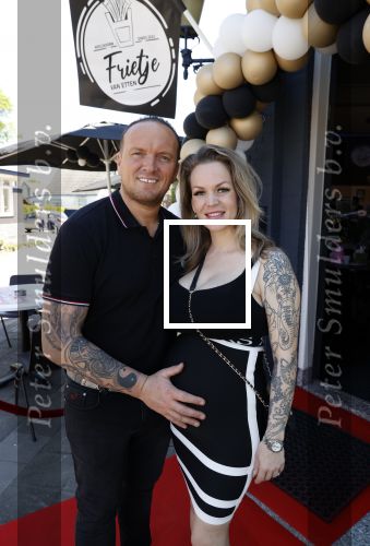 Apeldoorn 1 juni 2021
Frank v Etten opent samen met zijn zwangere vrouw Melanie hun cafetaria met de naam Frietje v Etten.