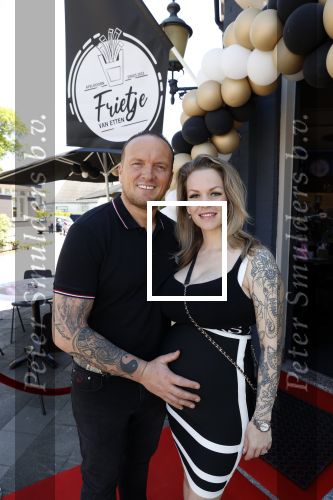 Apeldoorn 1 juni 2021
Frank v Etten opent samen met zijn zwangere vrouw Melanie hun cafetaria met de naam Frietje v Etten.