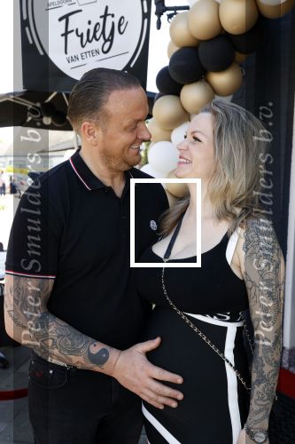 Apeldoorn 1 juni 2021
Frank v Etten opent samen met zijn zwangere vrouw Melanie hun cafetaria met de naam Frietje v Etten.