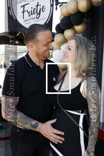 Apeldoorn 1 juni 2021
Frank v Etten opent samen met zijn zwangere vrouw Melanie hun cafetaria met de naam Frietje v Etten.