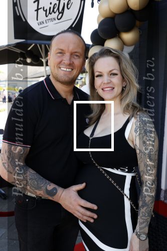 Apeldoorn 1 juni 2021
Frank v Etten opent samen met zijn zwangere vrouw Melanie hun cafetaria met de naam Frietje v Etten.