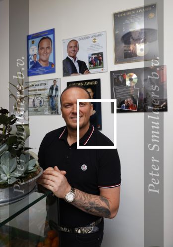 Apeldoorn 1 juni 2021
Frank v Etten opent samen met zijn zwangere vrouw Melanie hun cafetaria met de naam Frietje v Etten.