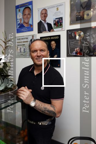 Apeldoorn 1 juni 2021
Frank v Etten opent samen met zijn zwangere vrouw Melanie hun cafetaria met de naam Frietje v Etten.