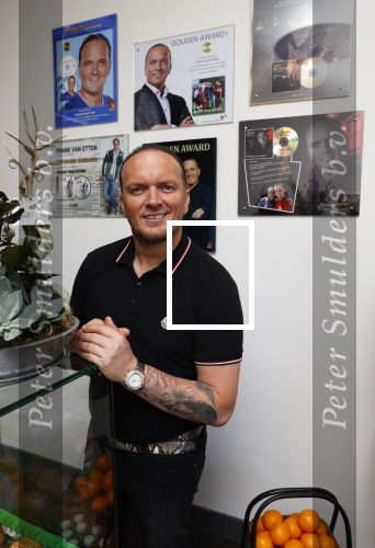 Apeldoorn 1 juni 2021
Frank v Etten opent samen met zijn zwangere vrouw Melanie hun cafetaria met de naam Frietje v Etten.
