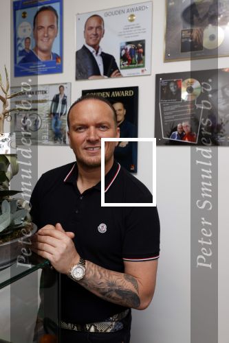 Apeldoorn 1 juni 2021
Frank v Etten opent samen met zijn zwangere vrouw Melanie hun cafetaria met de naam Frietje v Etten.